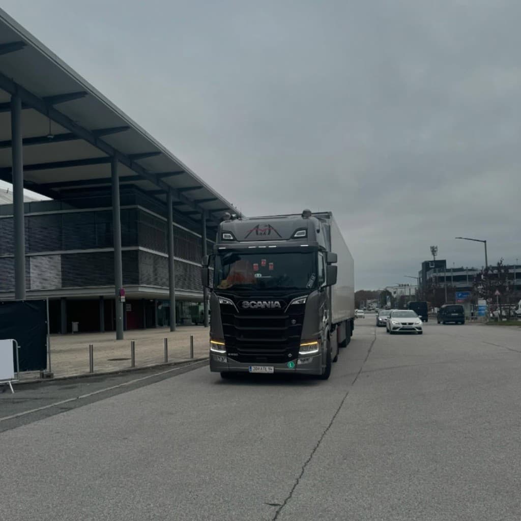 Scania der Flotte unterwegs mit weißem Auflieger