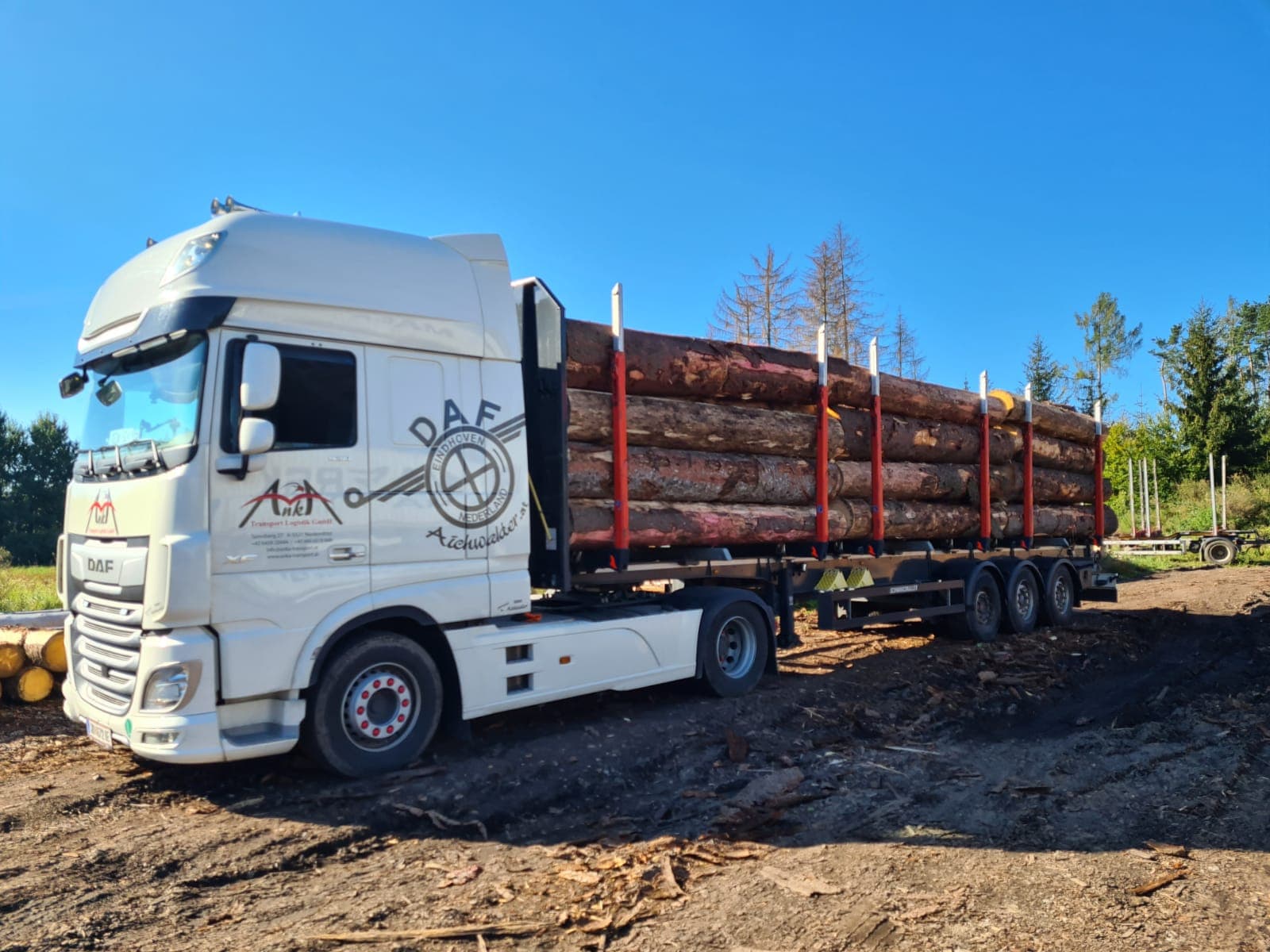 Schwerlast-Lkw auf der Fahrt