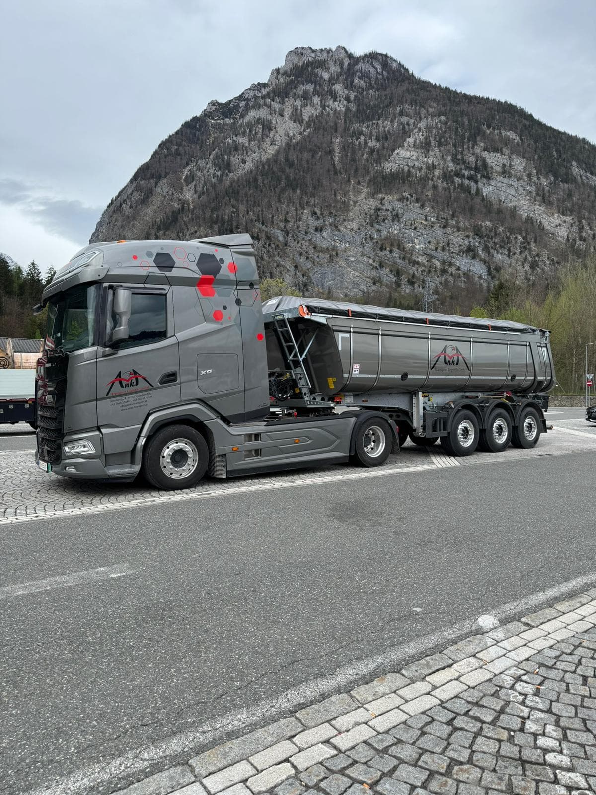DAF-Sattelzug mit Kipperauflieger vor der Berglandschaft