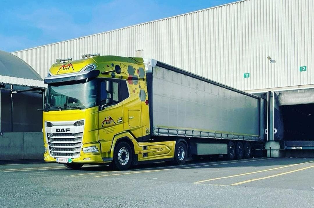 DAF mit Planenauflieger an der Laderampe