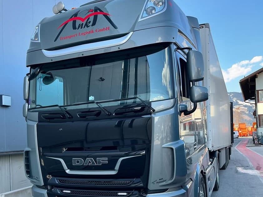 DAF mit weißem Auflieger und Anka-Branding vor den Bergen