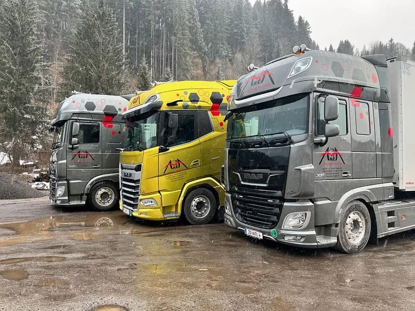 Drei DAF-Lkw der Flotte im Wintereinsatz