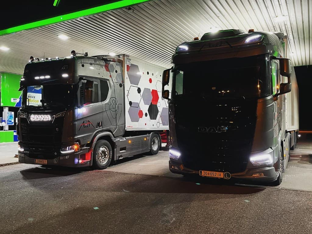Anka-Transport-Lkw an der Tankstelle bei Nacht