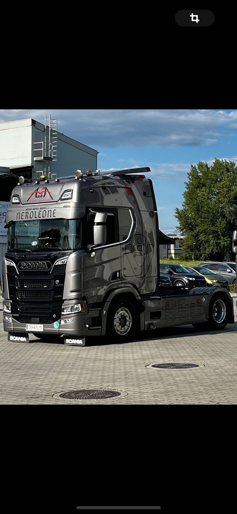 Scania V8 der Flotte mit NEROLEONE-Beklebung